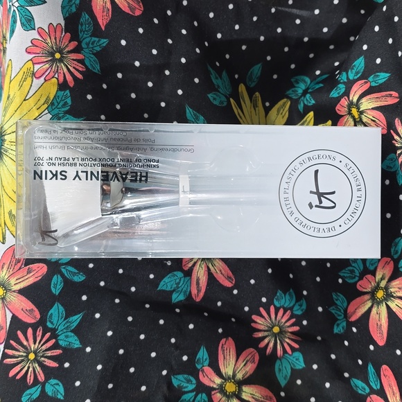 IT Cosmetics Heavenly Skin Skin Hugging Foundation Brush N° 707 - Picture 3 of 10